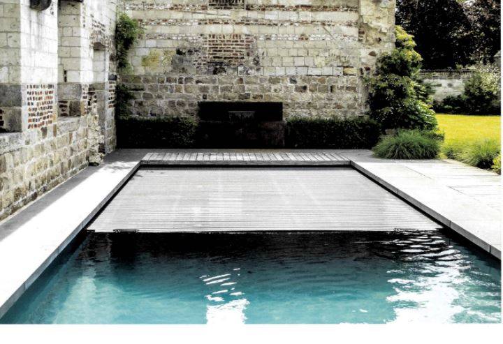 Couverture automatique immergée pour protéger votre piscine  GEMENOS
